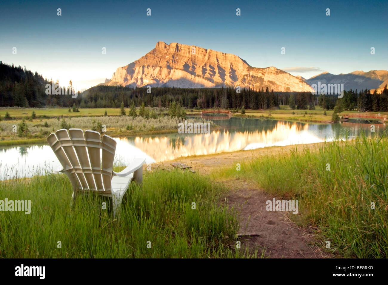 Stuhl mit Blick auf Teich Kaskade und Rundle Mountain. Banff Nationalpark, Alberta, Kanada Stockfoto