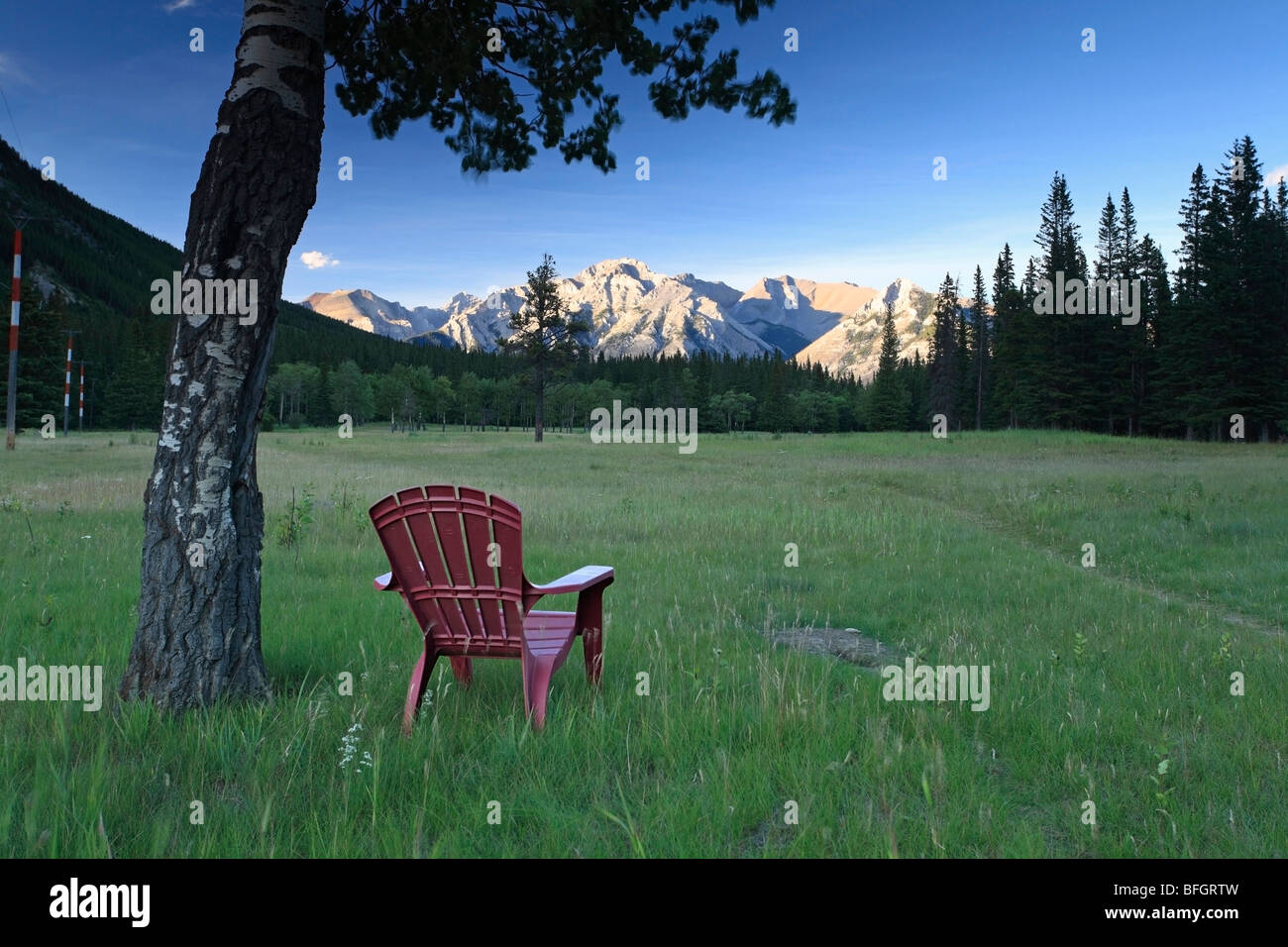 Stuhl in Wiese mit Blick auf Fairholm Gebirge. Banff Nationalpark, Alberta, Kanada Stockfoto