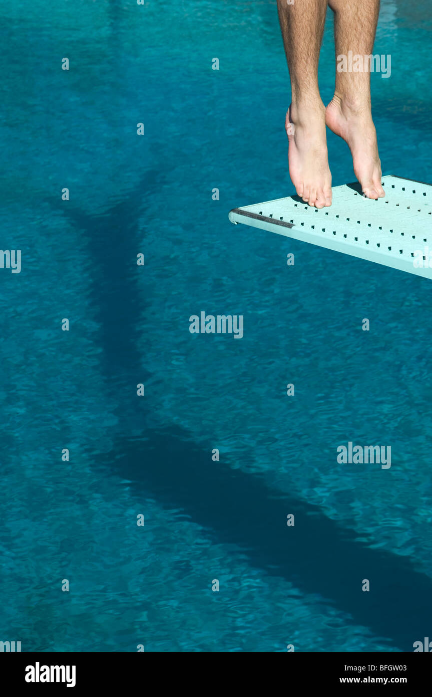 Männliche Schwimmer stehen auf Sprungbrett Stockfoto