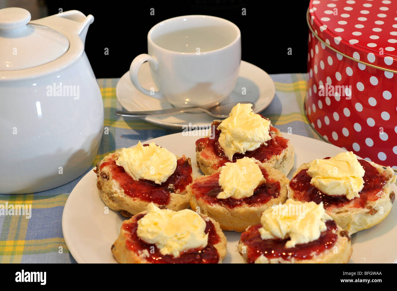 Sahne-Tee, Tee, traditionellen Cream Tea und Scones mit Marmelade und Clotted cream Stockfoto