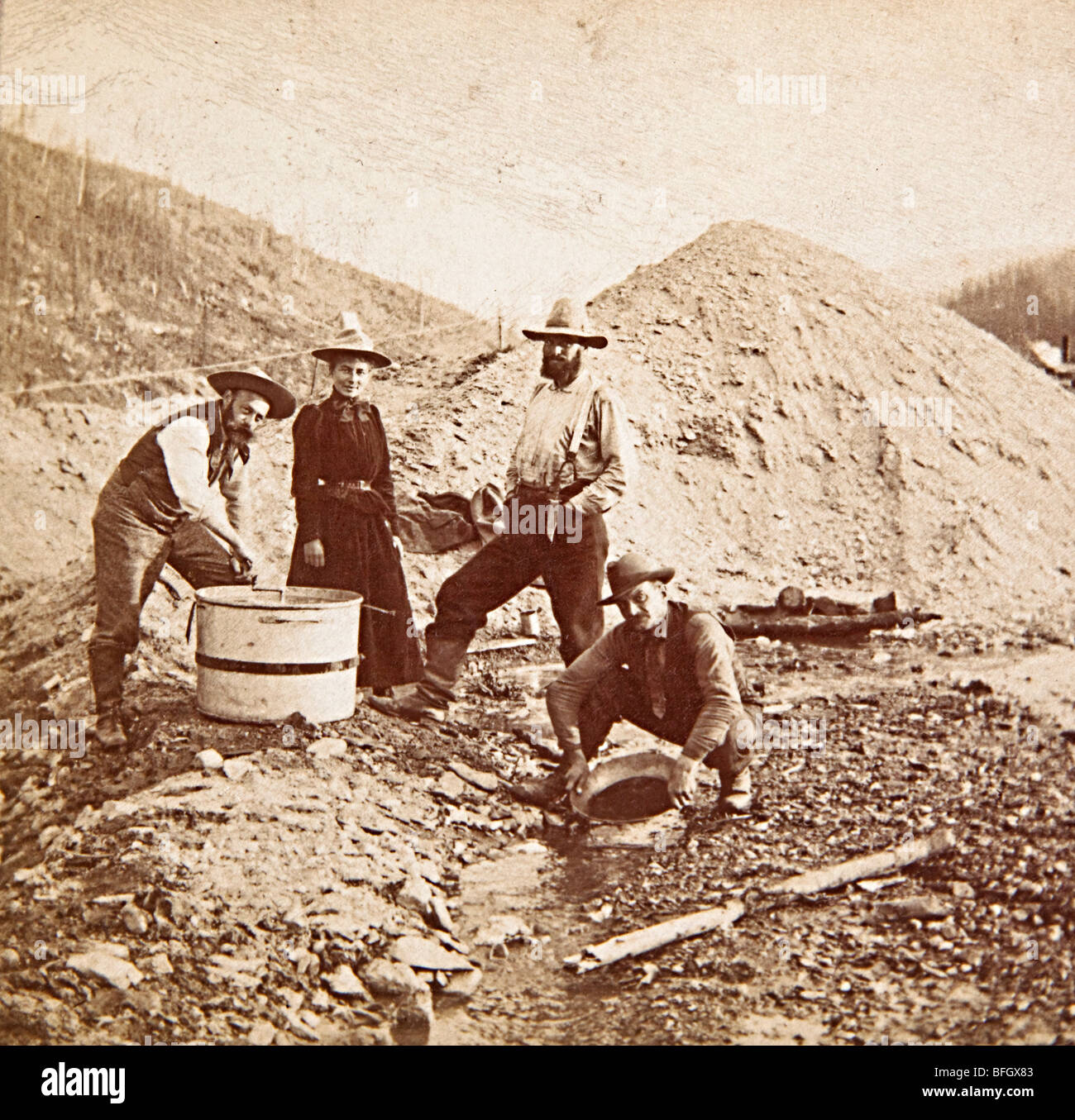 Originalfoto von einer Frau und drei Männer Goldwaschen im Klondike in 1899 Alaska USA Stockfoto