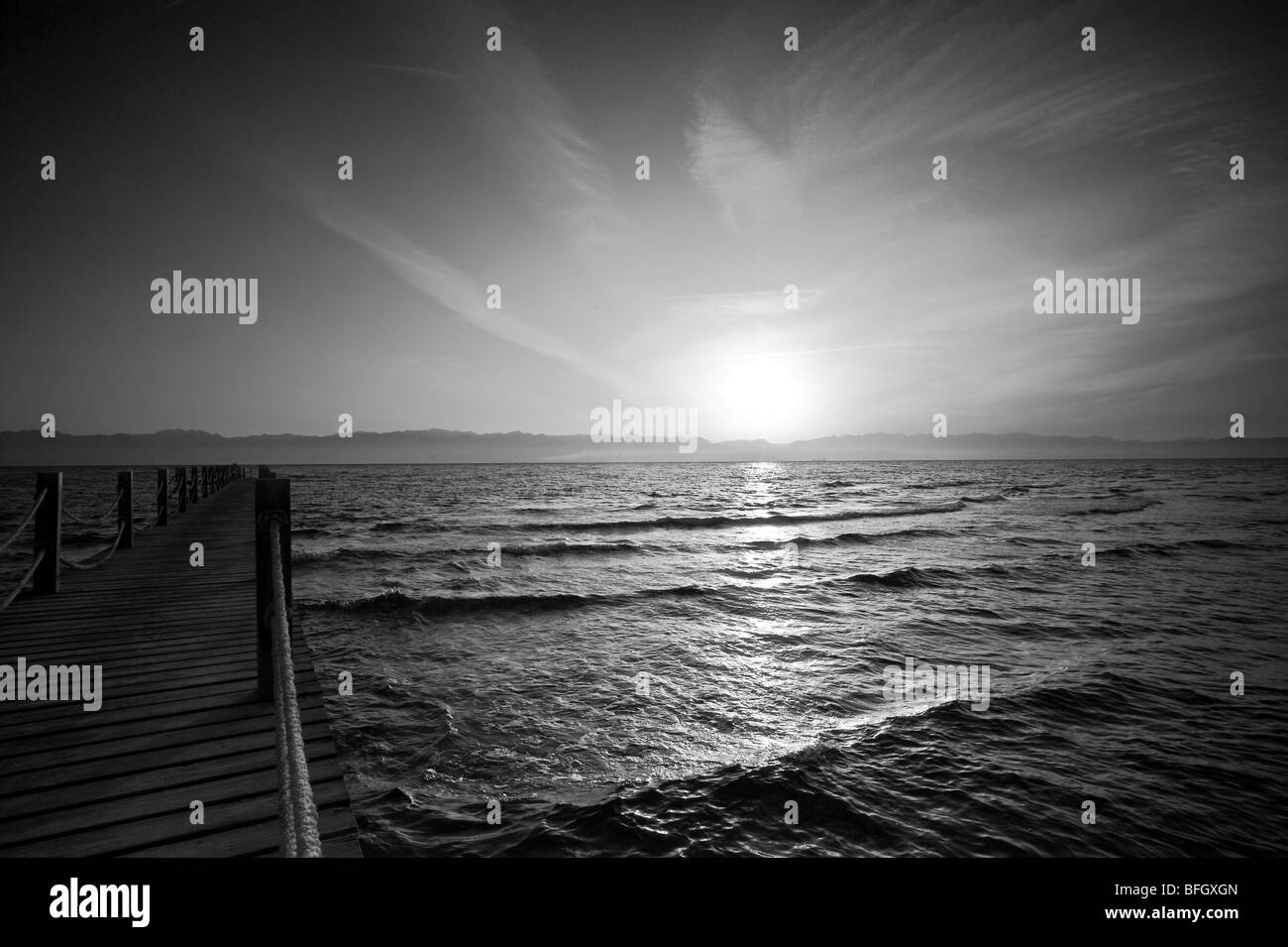 Sonnenaufgang über Taba Heights, Taba, Rea Meer, Ägypten, Afrika, mit einer Anlegestelle im Vordergrund ausgehen zum Meer. Stockfoto
