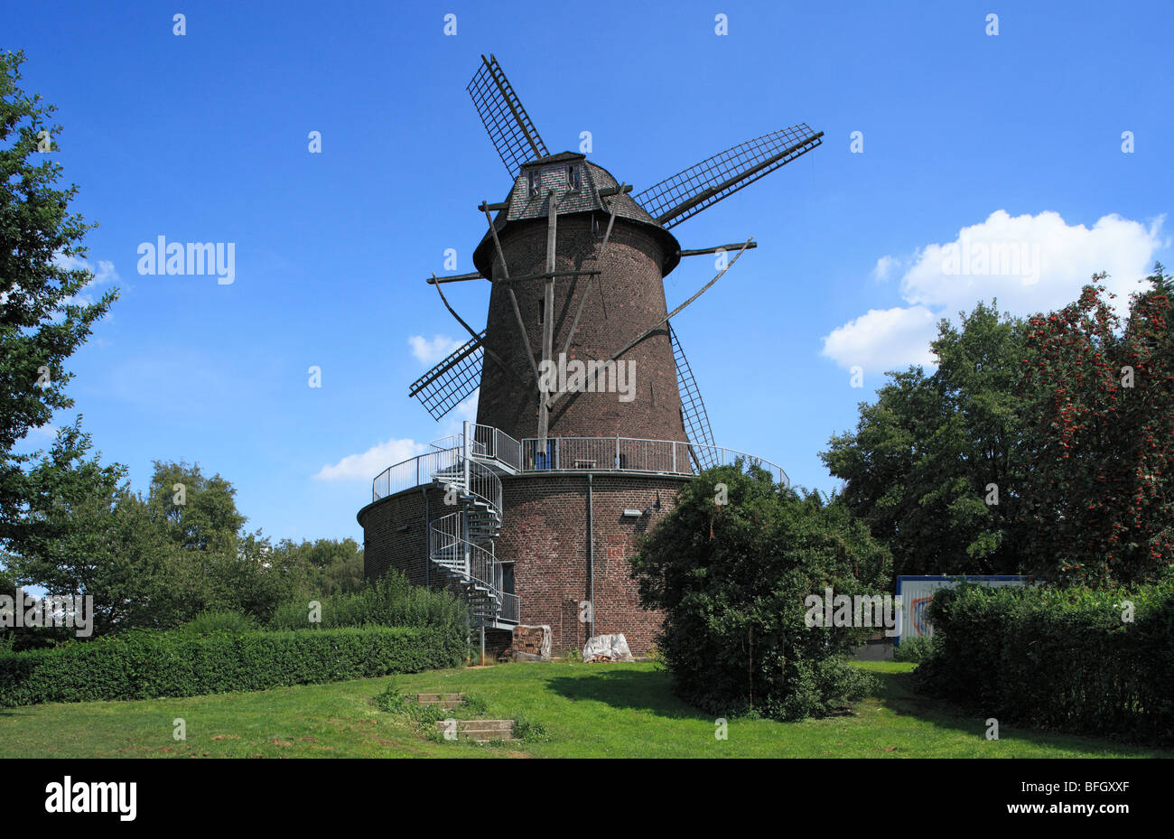 Route der Industriekultur, Bergheimer Muehles Windmuehle Und Restaurant in Duisburg-Rheinhausen, Rhein, Niederrhein, Ruhrgebiet, Nordrhein-Westfalen Stockfoto