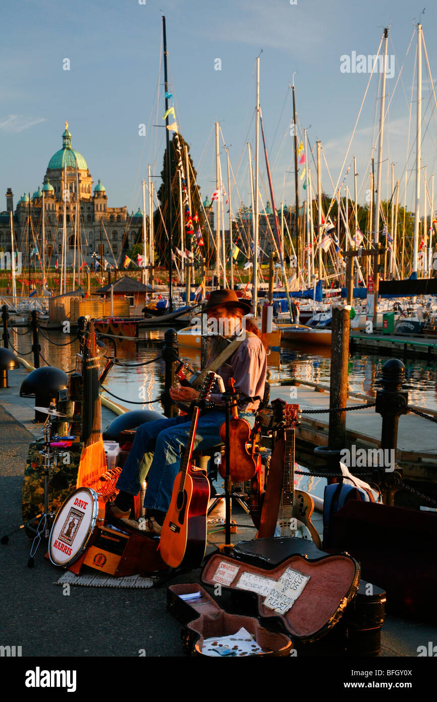 Straßenmusiker und Victoria Innenhafen während 2009 Swiftsure International Yacht Race, Victoria, Britisch-Kolumbien, Kanada Stockfoto