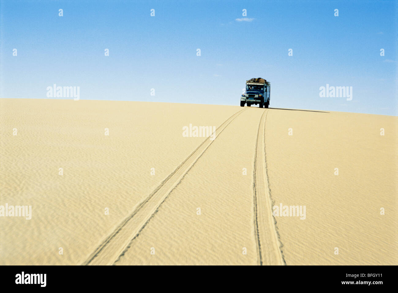 SUV Reifen Spuren im Sand Stockfoto