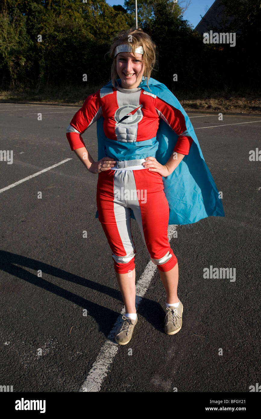 Teenager-Mädchen in Superhelden-Kostüm Stockfoto