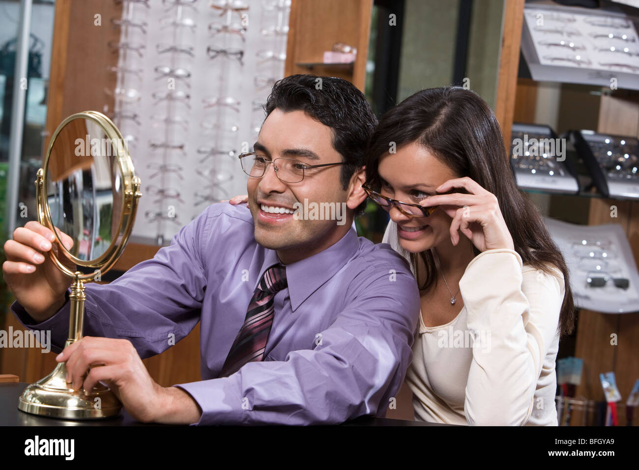 Mann und Frau, die versucht auf Brillen im Shop Stockfoto