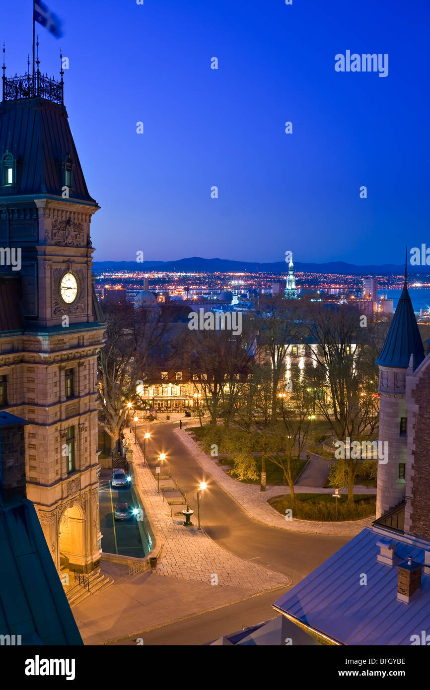 Place d ' Armes Park vor Chateau Frontenac Hotel und St.-Lorenz-Strom jenseits dessen ist Stadt von Beauport Quebec City Queb Stockfoto