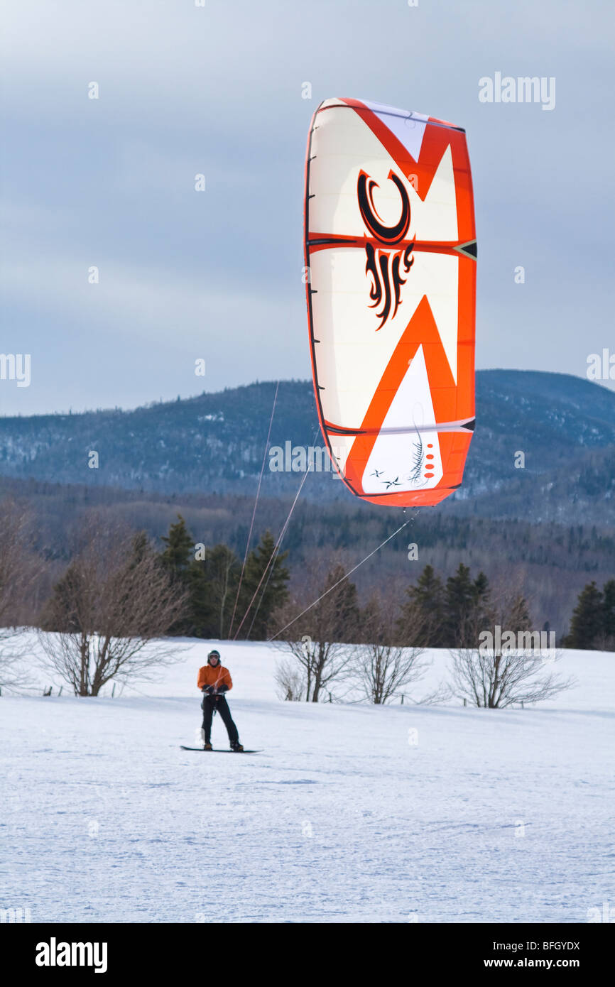 Paraskier gleiten bei hoher Geschwindigkeit auf die Schneeoberfläche als Wind bläst seinen Fallschirm. Quebec, Kanada Stockfoto