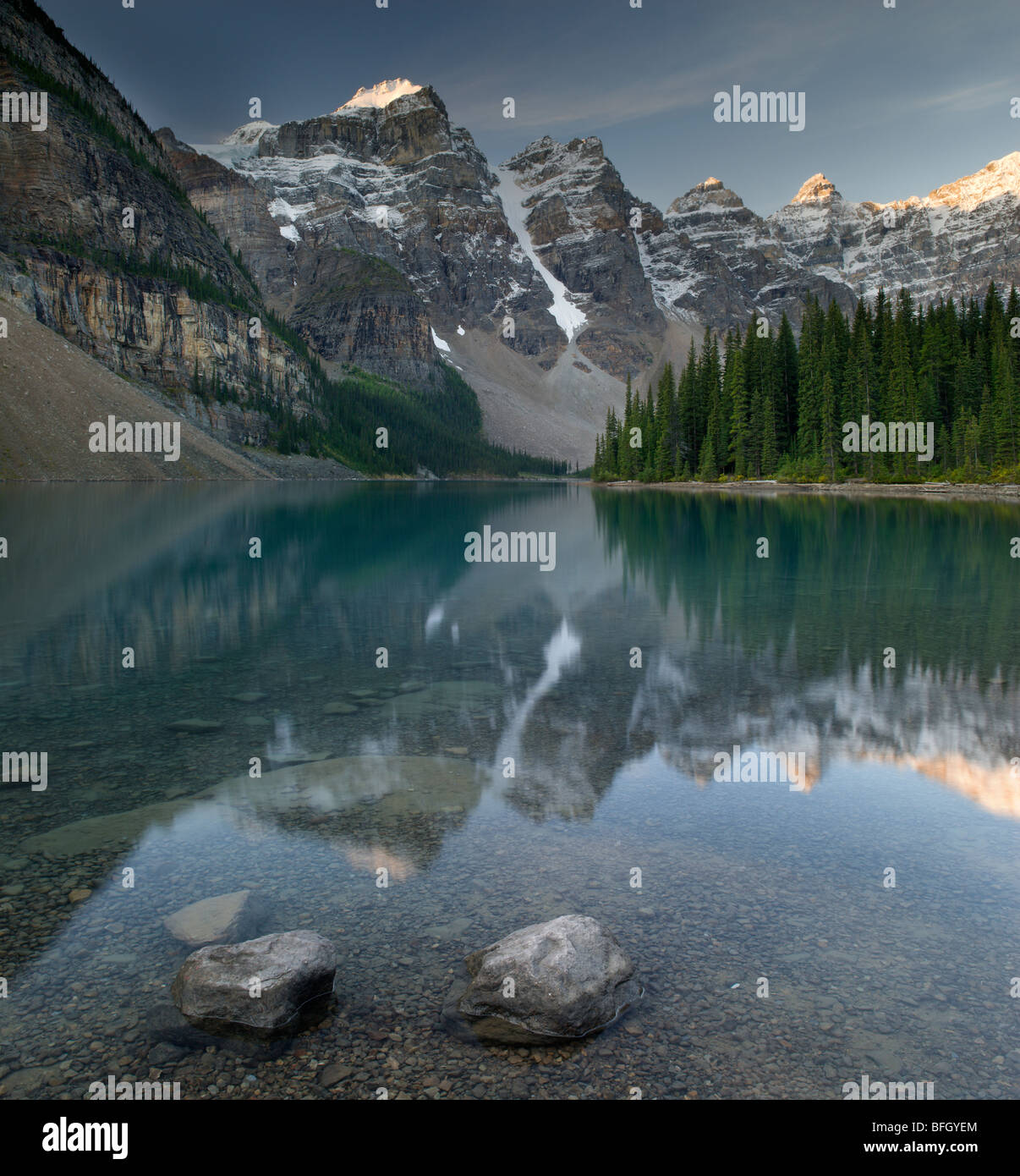 Wenkchemna Gipfeln, Moraine Lake, Banff Nationalpark, Alberta, Kanada Stockfoto