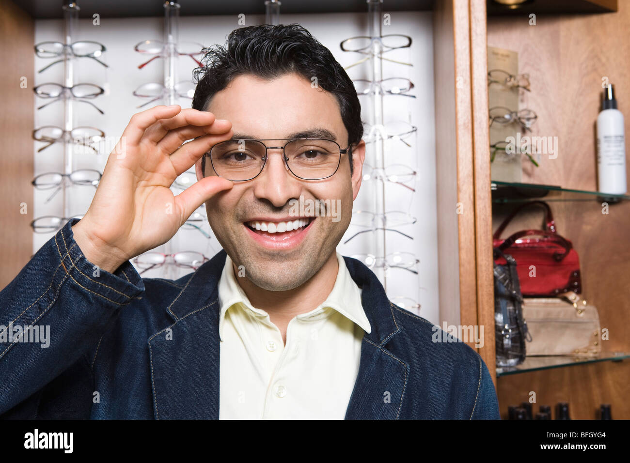 Mann, der versucht auf Brillen im Shop Stockfoto