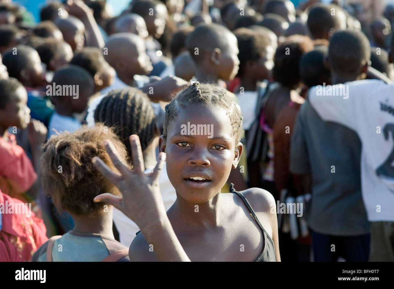 Eine Gruppe von Jugendlichen Schlangestehen vor einer Klinik und Schule in Lusaka Sambia. Stockfoto