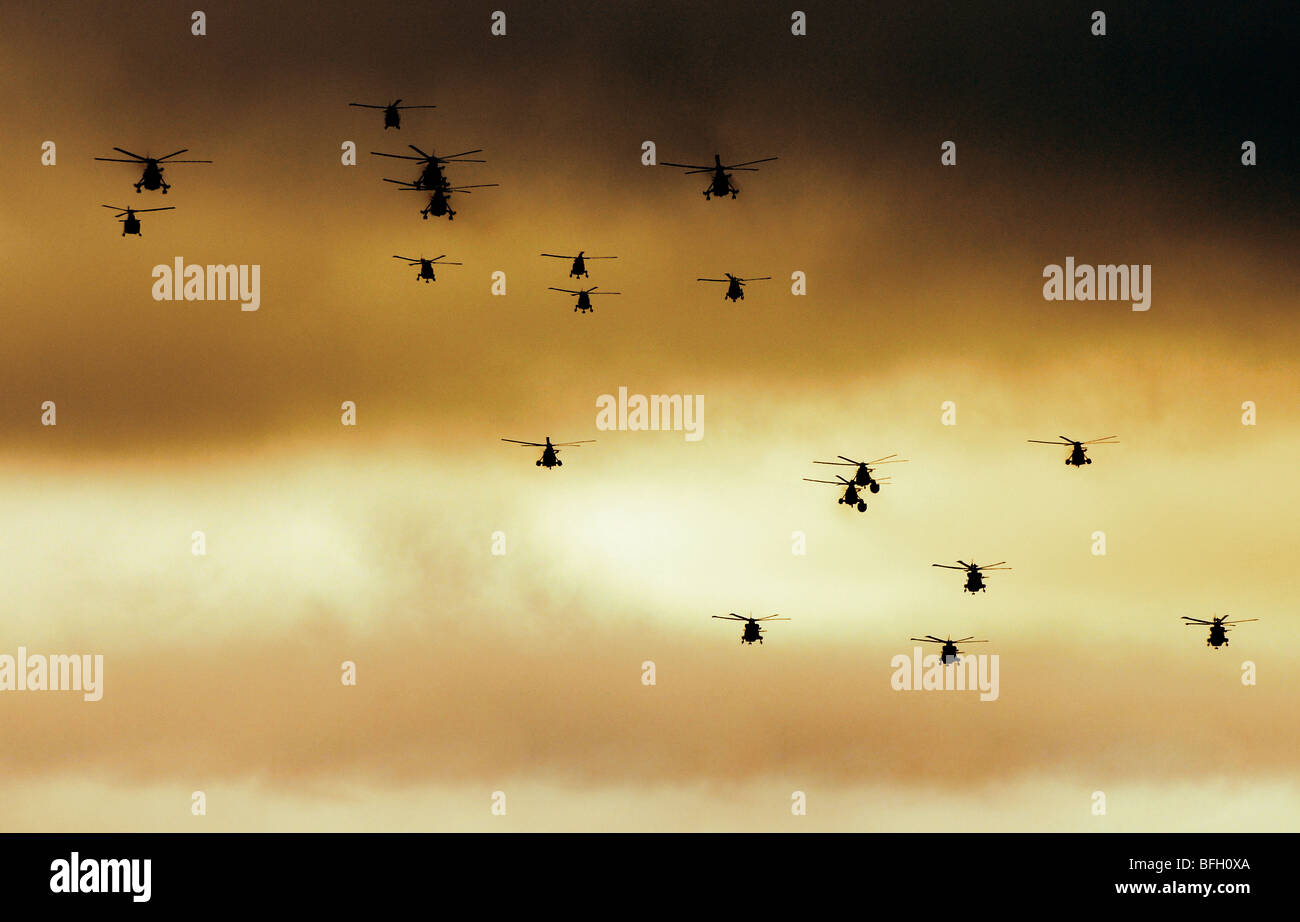 Hubschrauber, Militärhubschrauber füllen den Himmel Silhouetten von Militärhubschraubern Stockfoto