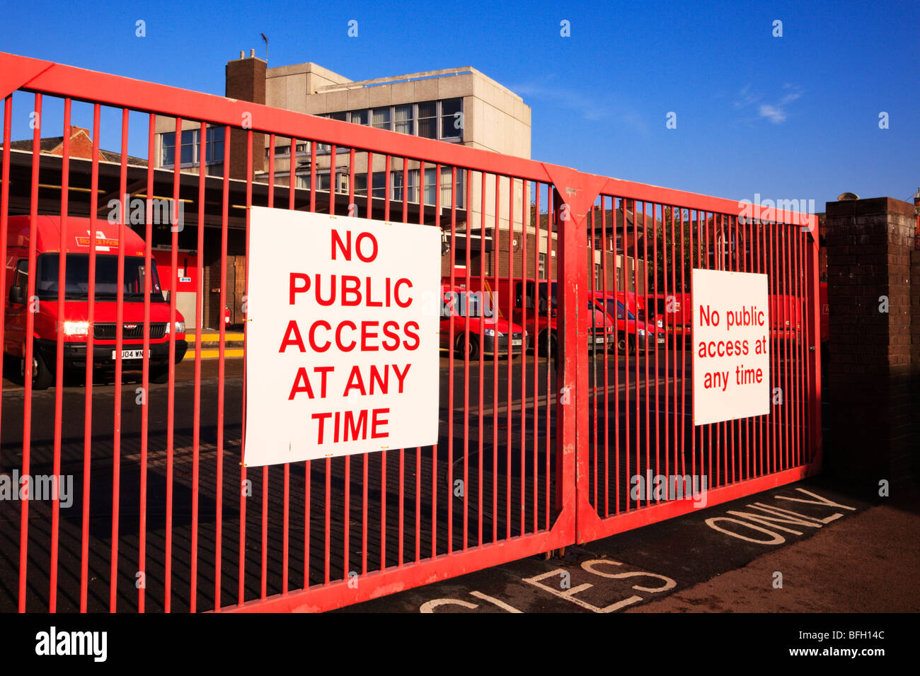 Royal Mail Postamt Hof mit geschlossenem Tor und Warnung „kein öffentlicher Zugang“. Grantham, Lincolnshire, England Stockfoto