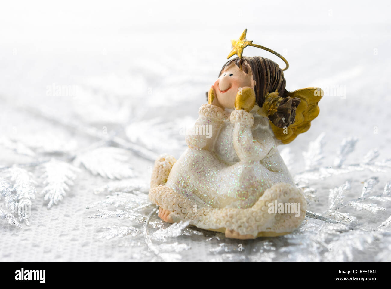 Weihnachts-Dekoration, kleine Engel auf weißem Hintergrund angeordnet Stockfoto