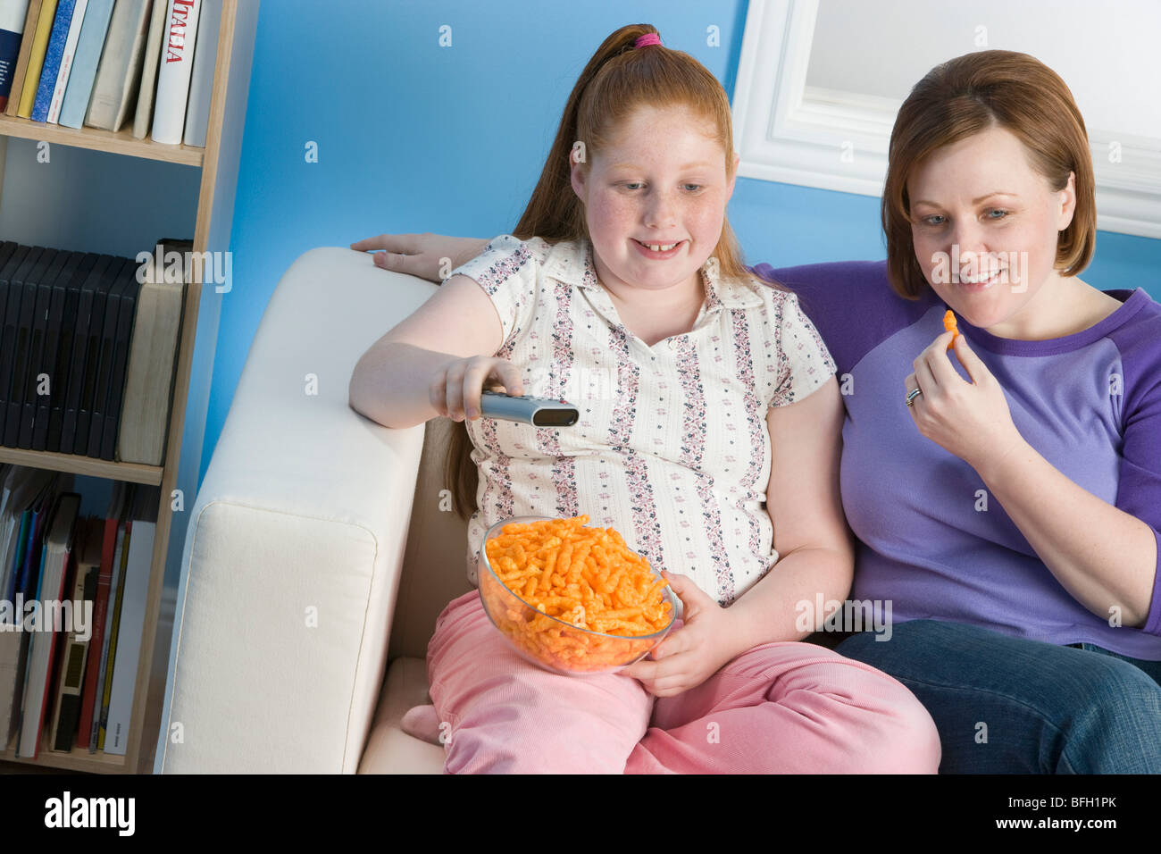 Ubergewichtige Madchen Und Mutter Vor Dem Fernseher Auf Sofa Stockfotografie Alamy