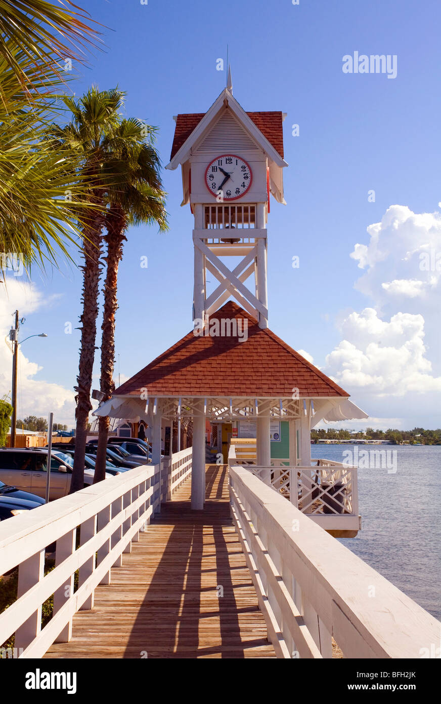 Der Uhrturm auf dem Pier in Bradenton Beach auf Anna Maria Island, Manatee County, auf der Gulf Coast of Central Florida Stockfoto