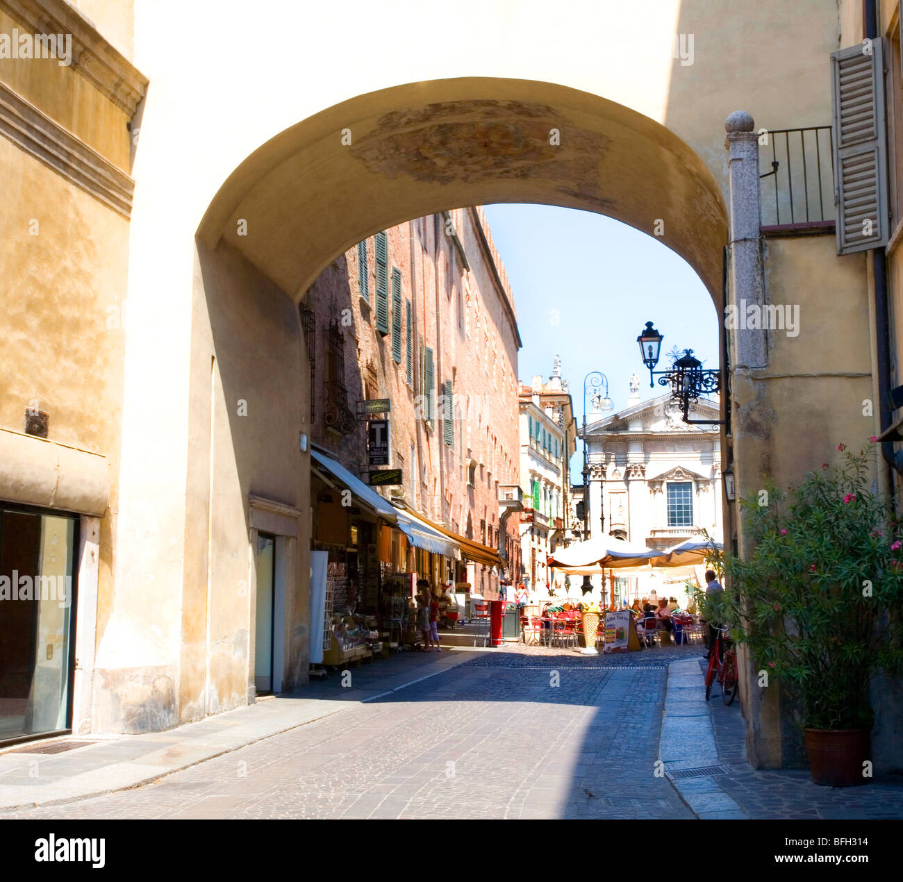 Torbogen aus Piazza Sordello, dem Zentrum von Mantova, Lombardei, Italien Stockfoto