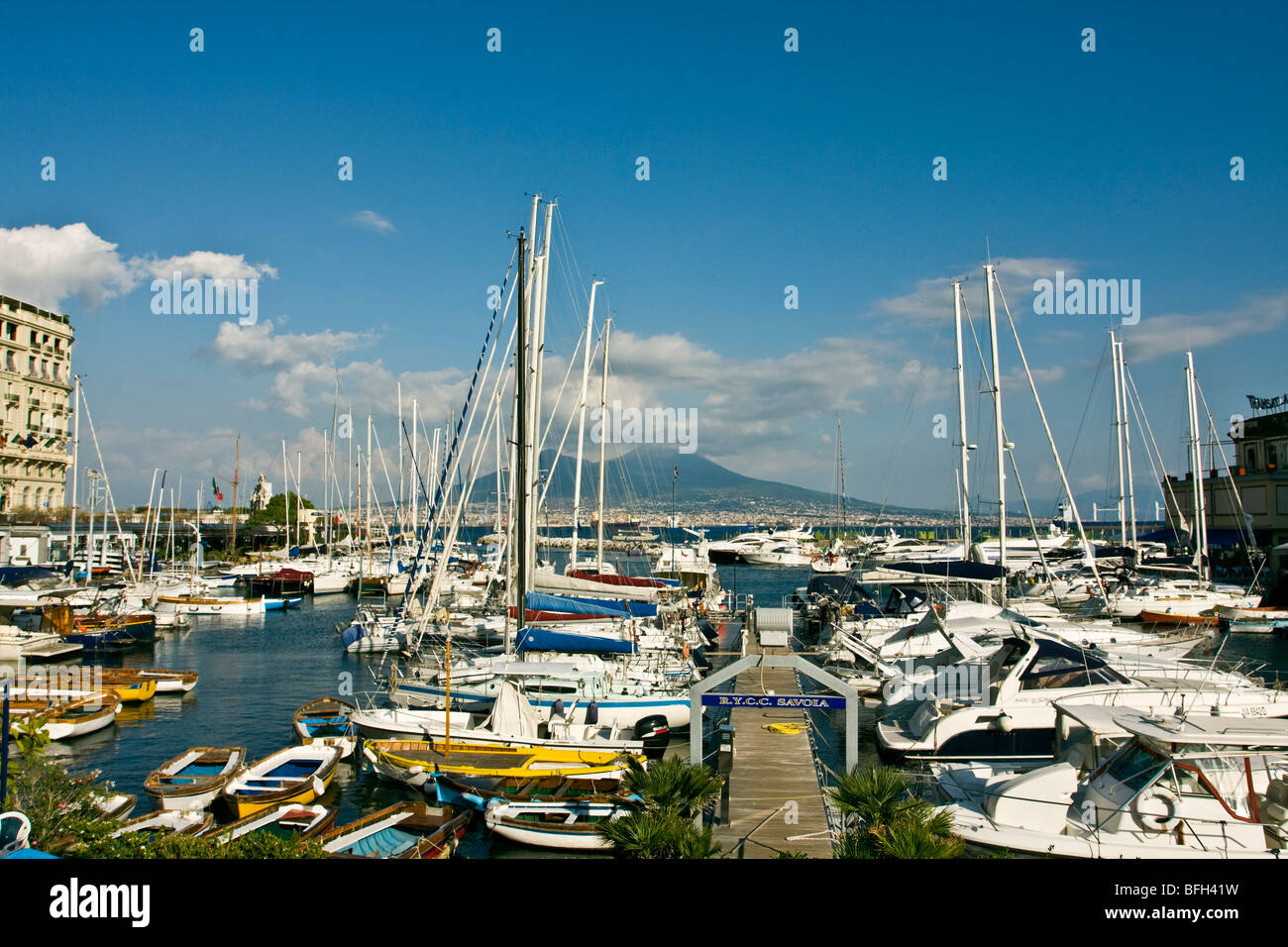 RYCC Reale Yacht Club Canottieri Savoia Pier - 1893 - Landschaft mit dem Vulkan Vesuv aus Borgo Marinaro, Neapel, Kampanien Stockfoto