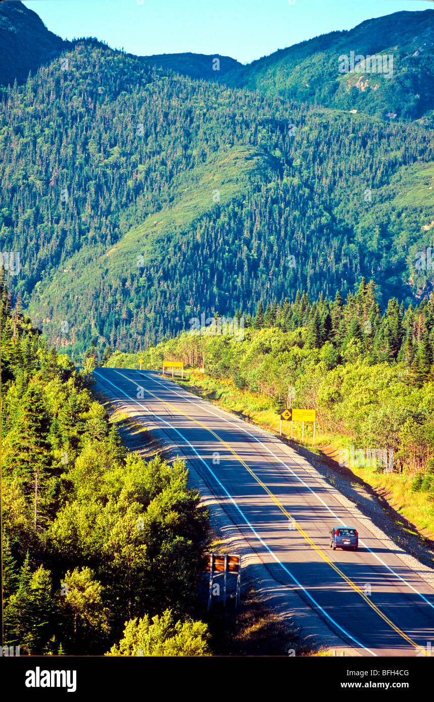 Van Reisen entlang der Autobahn. Gros Morne National Park, Neufundland, Kanada Stockfoto