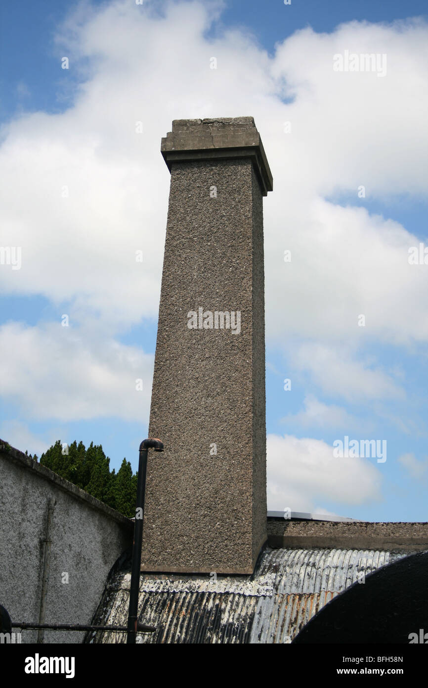 Alten Schornstein gebaut aus Stein Schlamm und Zement auf Asbest Blatt Stockfoto