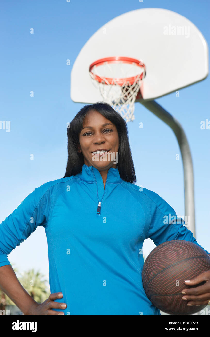 Ältere Frau am Basketballfeld im Freien, Porträt Stockfoto