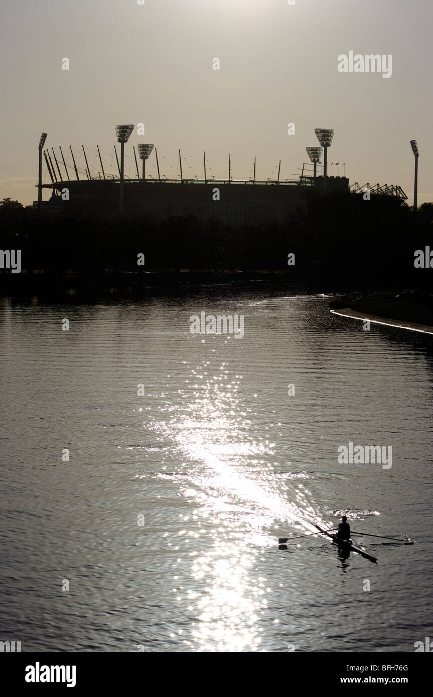 Der Melbourne Cricket Ground (MCG) und Ruderer auf dem Fluss Yarra in den frühen Morgenstunden, Melbourne, Australien. Stockfoto