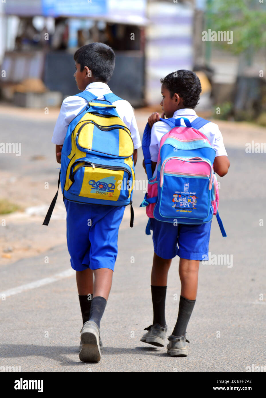 Sri Lanka Fuß Schüler nach Hause von der Schule, Sri Lanka Stockfoto