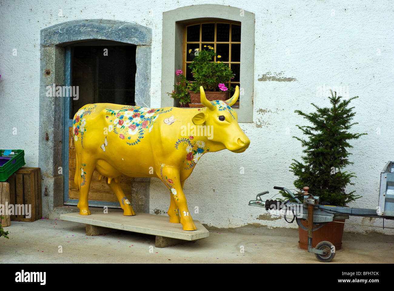 Werbung-Kuh vor den Gemüsehandel in Stadt Thun, Schweiz Alpen, Europa Stockfoto