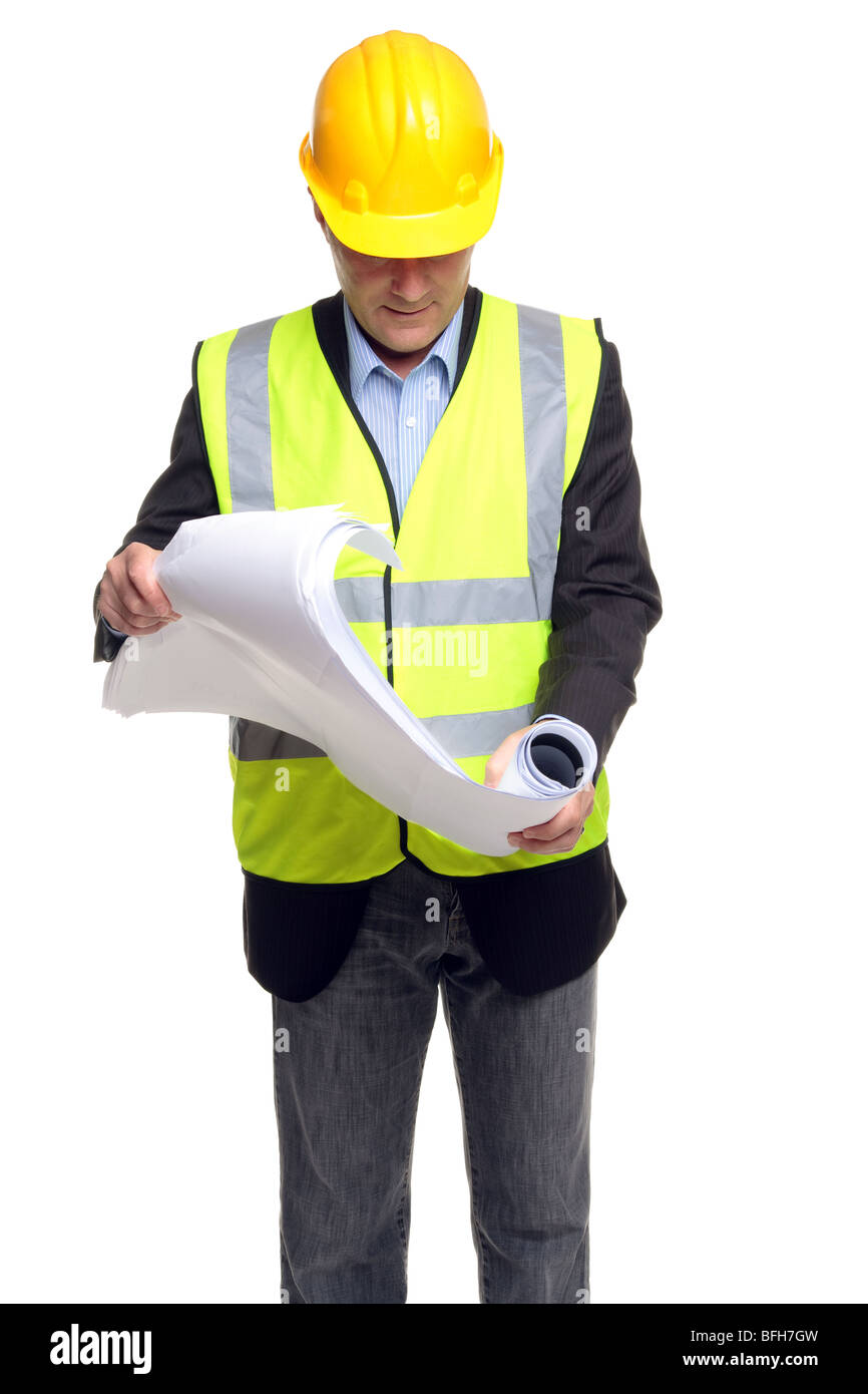 Bauunternehmer, Schutzkleidung zu tragen, wie er einige Blaupausen, isoliert auf einem weißen Hintergrund entfaltet. Stockfoto