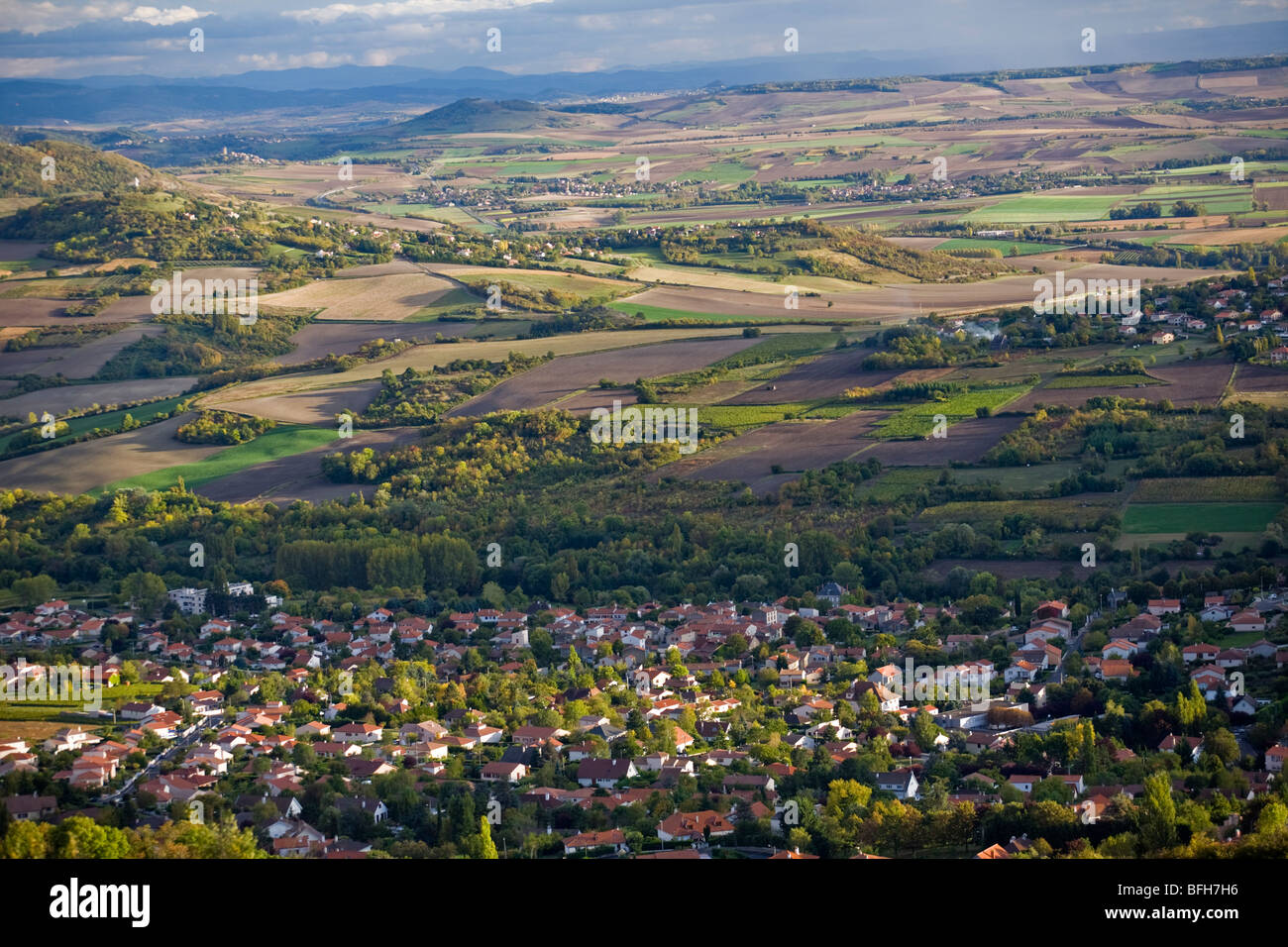 La Roche Blanche Dorf und die Ebene der Limagne (Puy de Dôme - Frankreich). Village de La Roche-Blanche et Plaine de Limagne. Stockfoto