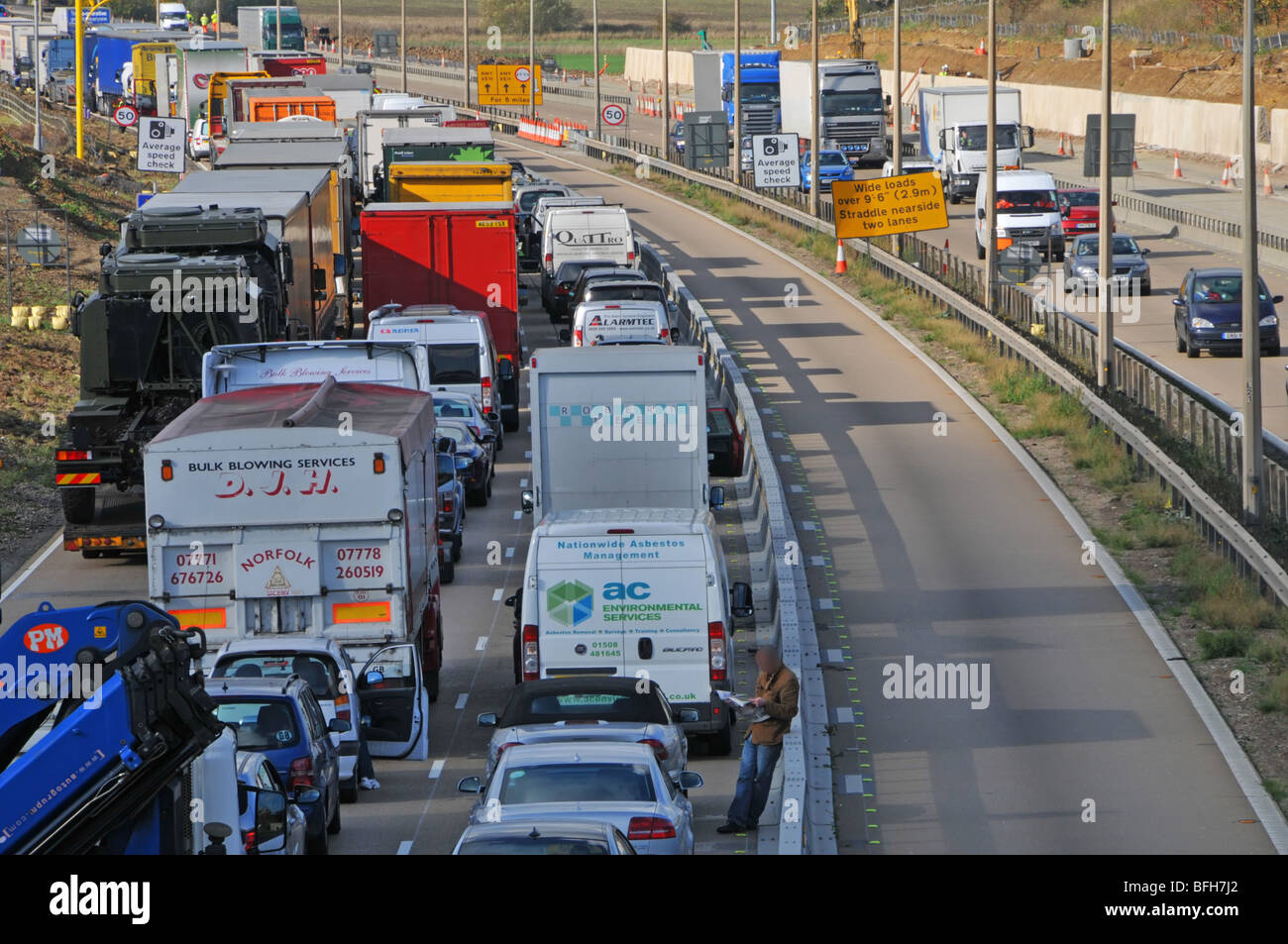 Autofahrer aus Fahrzeugen festgefahrene M25 Autobahn Baustellen Sektion Verkehr geschlossen wegen Unfall verdeckt Gesichter & Zahlen Stockfoto