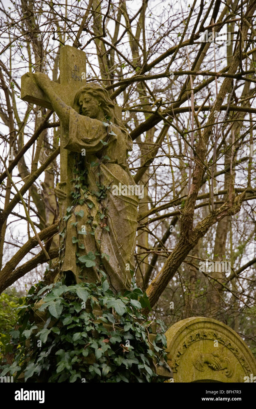 Statur Gräber mit Efeu auf Highgate Cemetery in London England UK Stockfoto