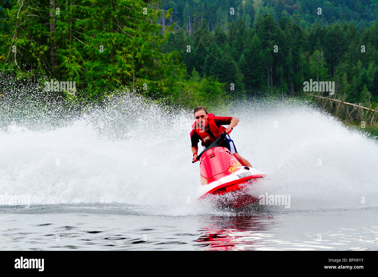 Wassermotorräder auf Shawnigan Lake, BC. Stockfoto