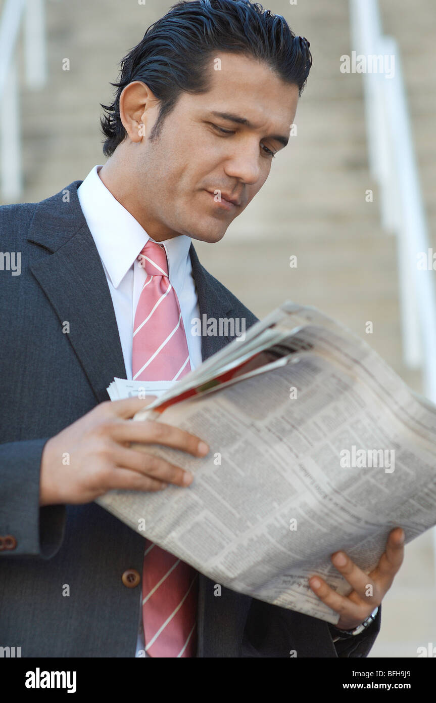 Geschäftsmann lesen Zeitung im freien Stockfoto