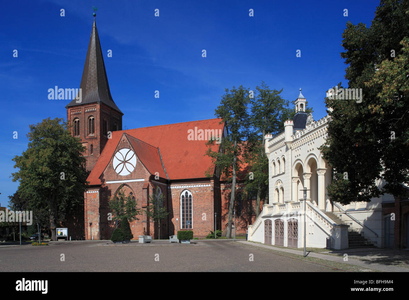 Kirche St. Bartholomaeus Und Rathaus am Marktplatz von Wittenburg
