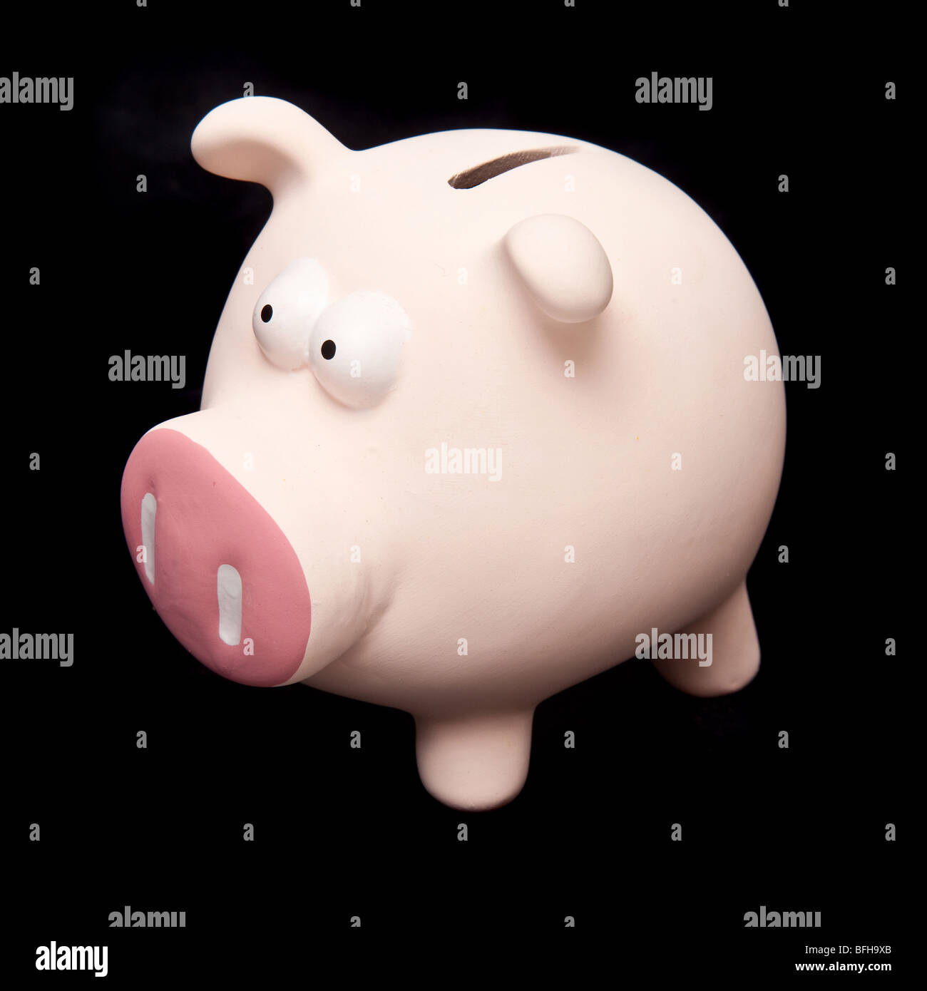 Sparschwein Spardose auf ein schwarzes Studio-Hintergrund. Stockfoto