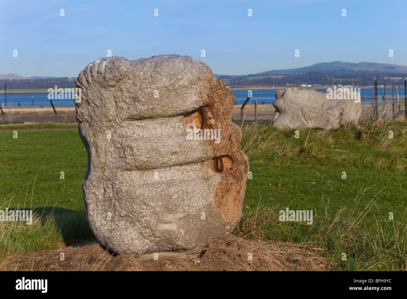 Stein-Skulptur im Hafen von Bo'ness Stockfoto