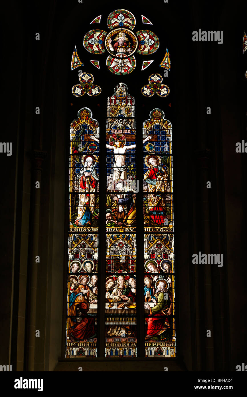Kirchenfenster Mit der Abendmahlszene in der Katholischen Sankt-Veits-Kirche in Freren, Lingener Hoehe, Emsland, Niedersachsen Stockfoto