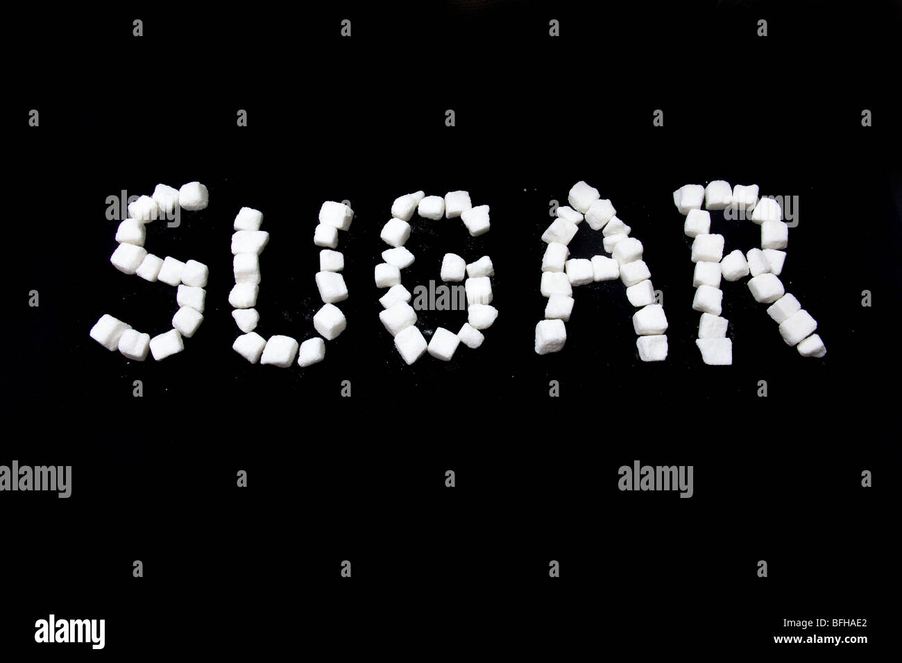 Zucker Zucker Klumpen auf einer schwarzen Studio-Hintergrund geschrieben. Stockfoto