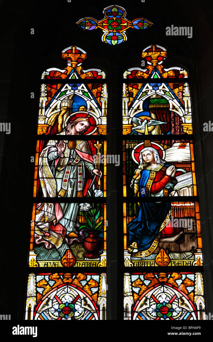 Gotisches Maßwerkfenster in der Katholischen Kirche Sankt Andreas in Emsbueren, Emsland, Niedersachsen Stockfoto