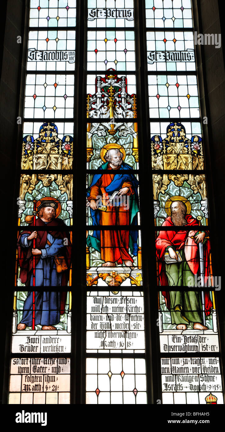 Gotisches Maßwerkfenster in der Katholischen Kirche Sankt Andreas in Emsbueren, Emsland, Niedersachsen Stockfoto