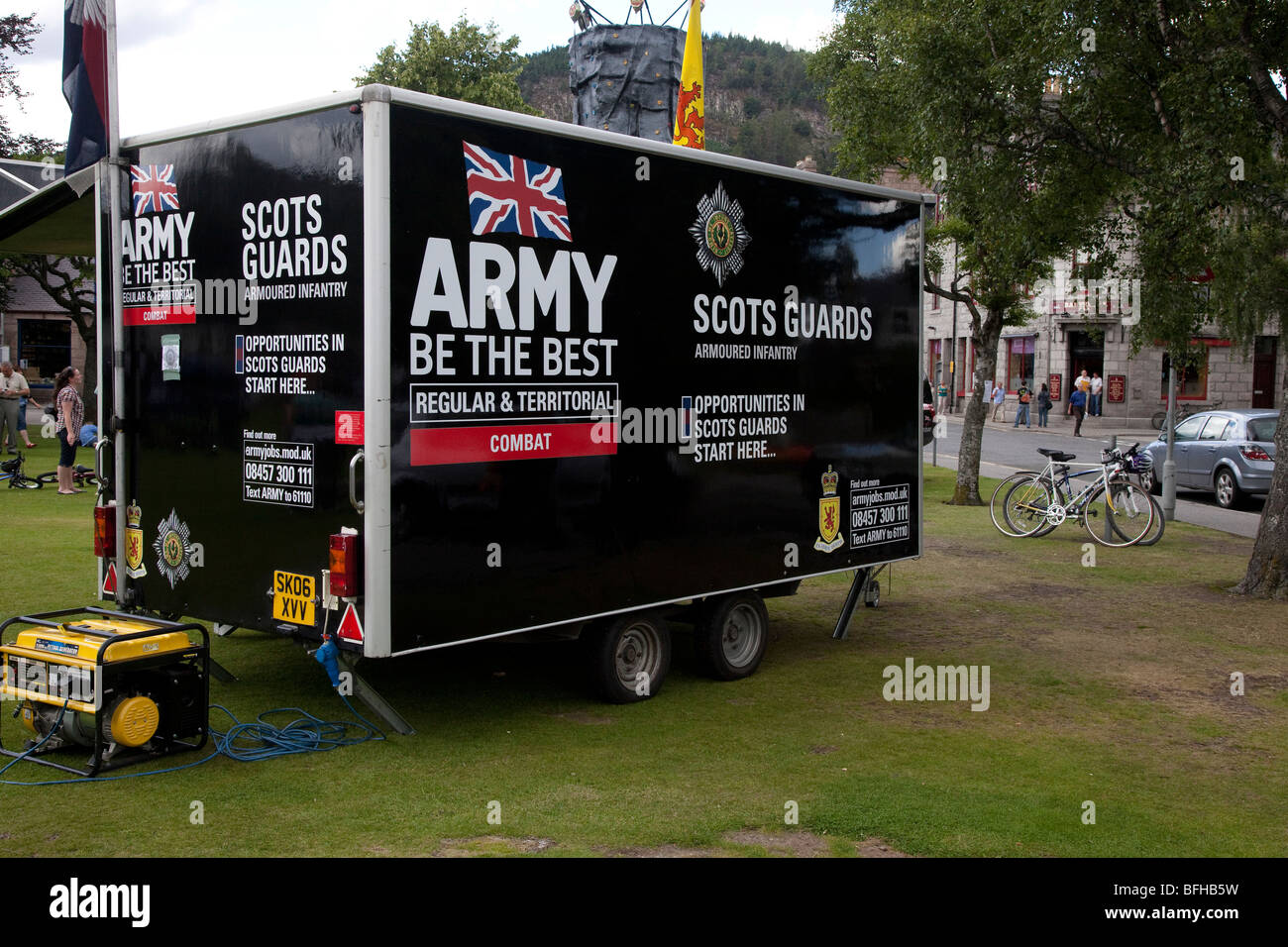 Nemo mir Villengebieten Lacessit  Schotten Wachen Recruiting Trailer, Ballater, Scotland, UK Stockfoto