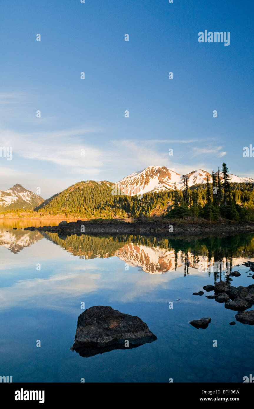 Mount Preis und Klinker Peak bei Sonnenuntergang bieten eine schöne Kulisse, Garibaldi See, Whistler BC. Stockfoto
