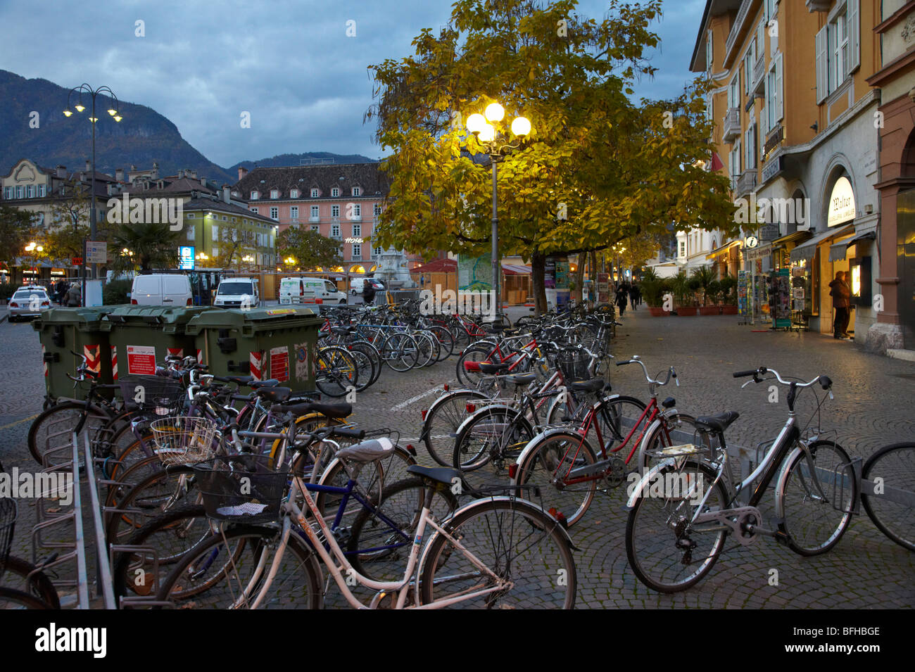 Fahrradständer und Mülltonnen im historischen Zentrum von Bozen, Alto Adige, Italien. Stockfoto