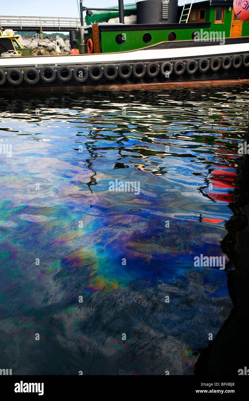 Eine Ölpest sitzt auf der Oberfläche des Wassers in einer Marina. Stockfoto