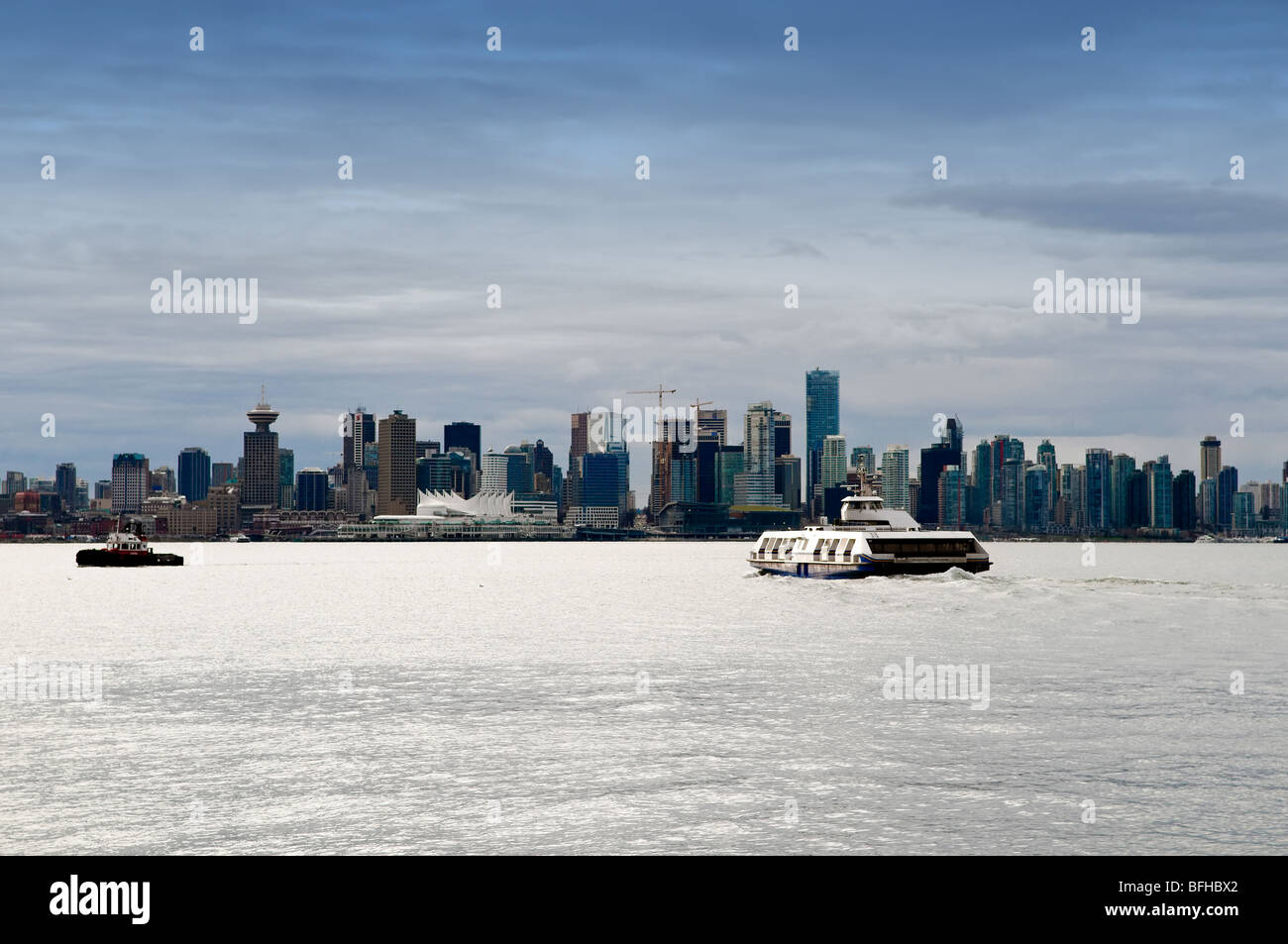 Eine Seabus kreuzt den Vancouver-Hafen in Richtung Innenstadt von Vancouver. Stockfoto