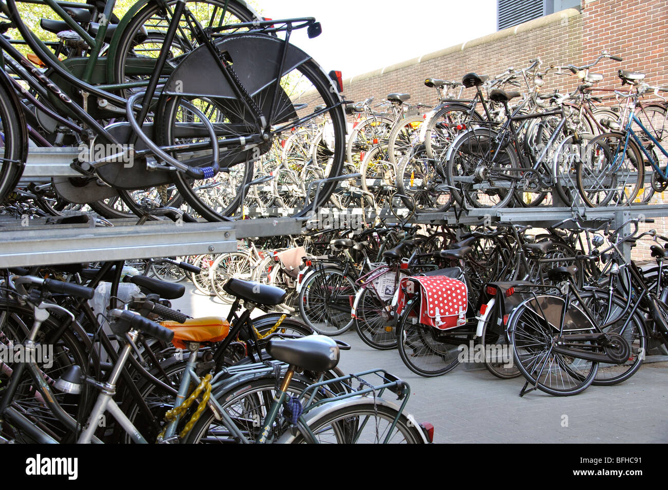 Doppelstock-Fahrrad-Parken in Holland Stockfoto