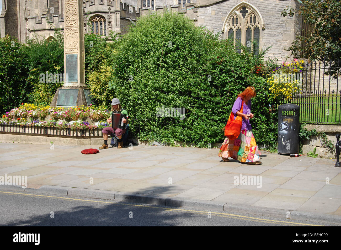 Straßenmusikant in Glastonbury High Street Somerset England Stockfoto