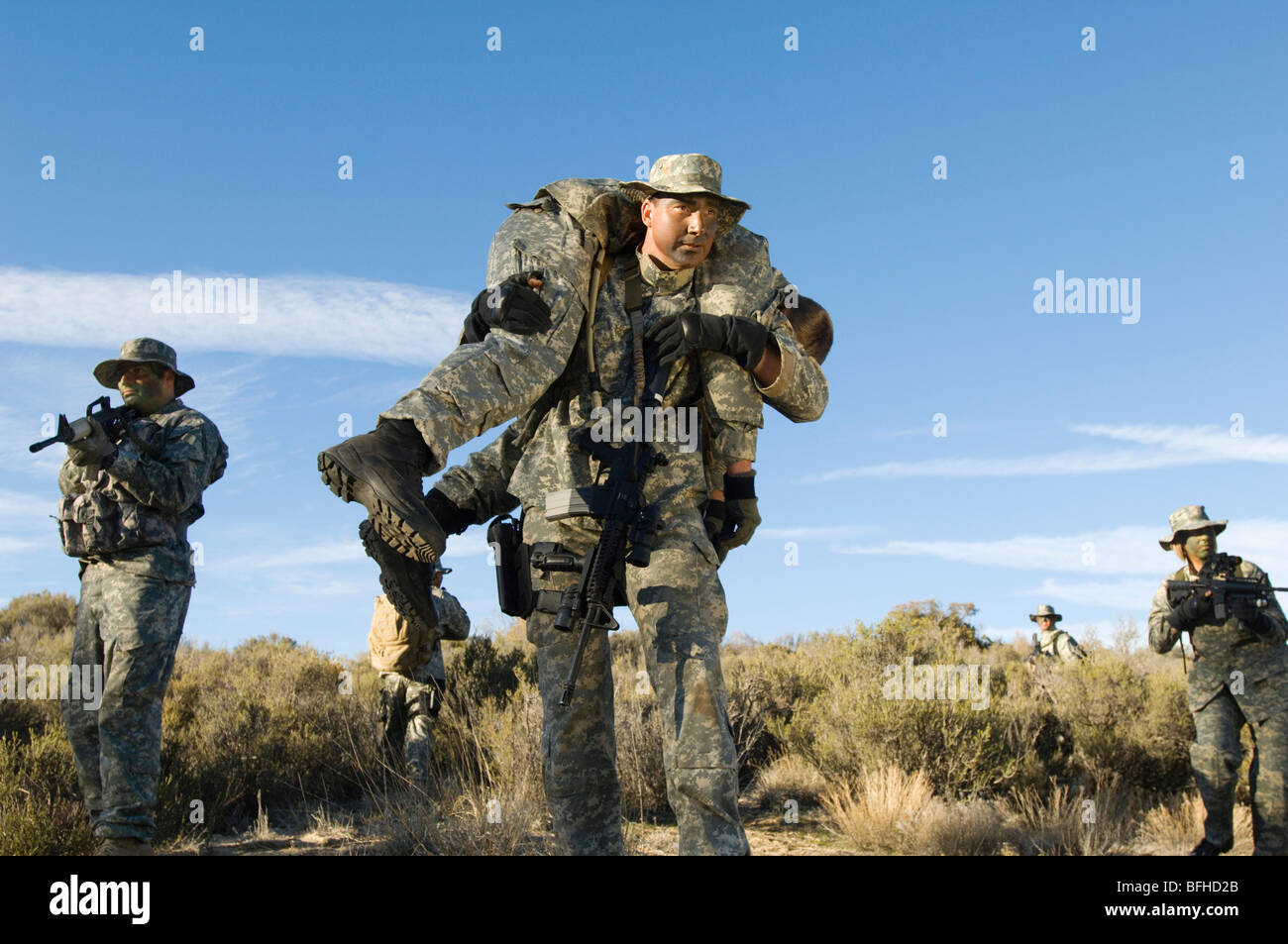 Soldaten im Feld, ein mit Kollege Stockfoto